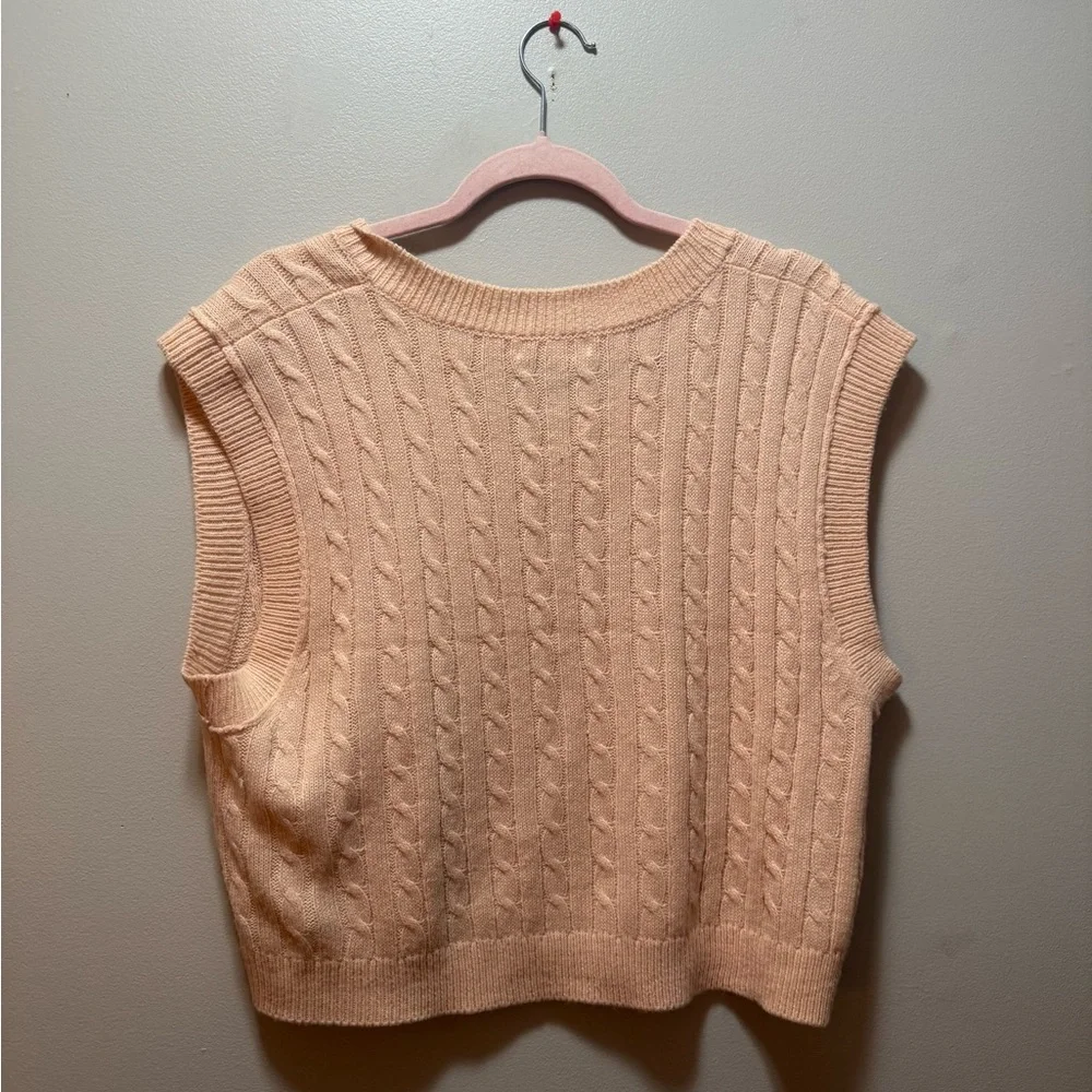Cable Knit Sleeveless Sweater Vest - Picture 4 of 4